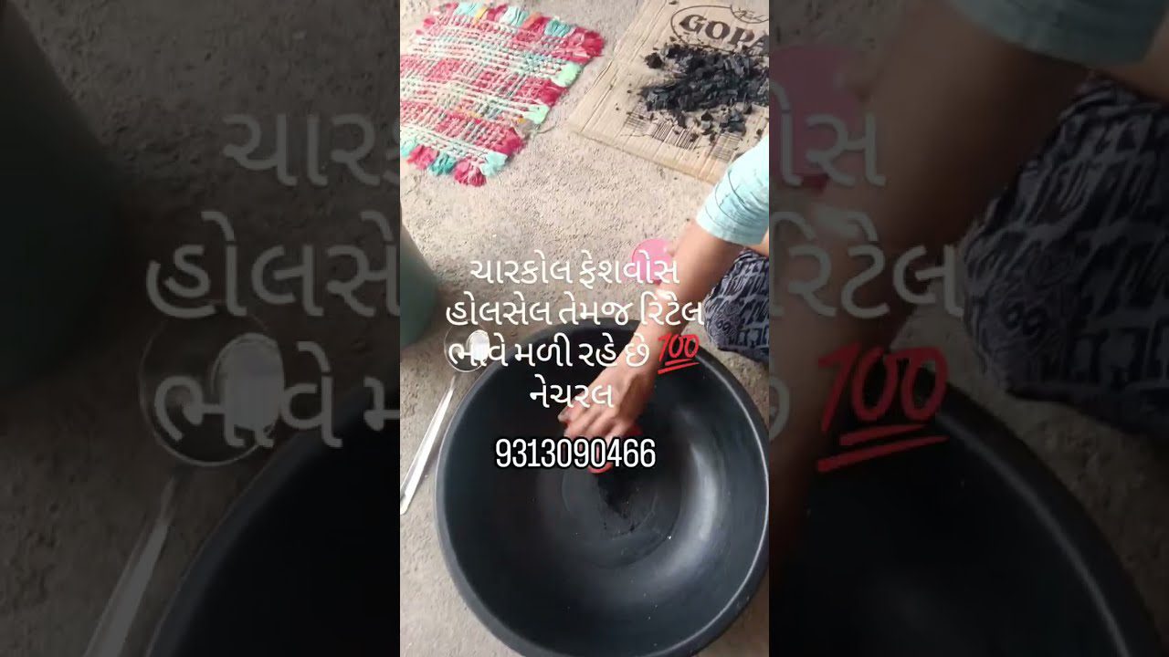 Rankos maišo anglis dideliame juodame indelyje, šalia kilimėlis ir telefonas numeris ekrane.