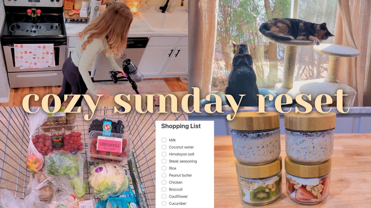Moters valymas virtuvėje, pirkinių krepšelis, katės ant lango ir užrašas „cozy sunday reset“.