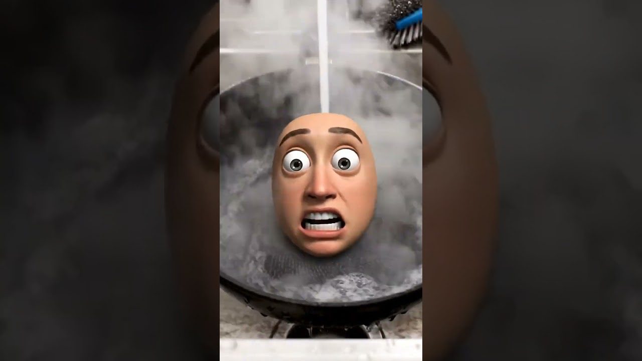 Baisi antromisė veido kaukė garuose virš keptuvės, vanduo bėga iš čiaupo