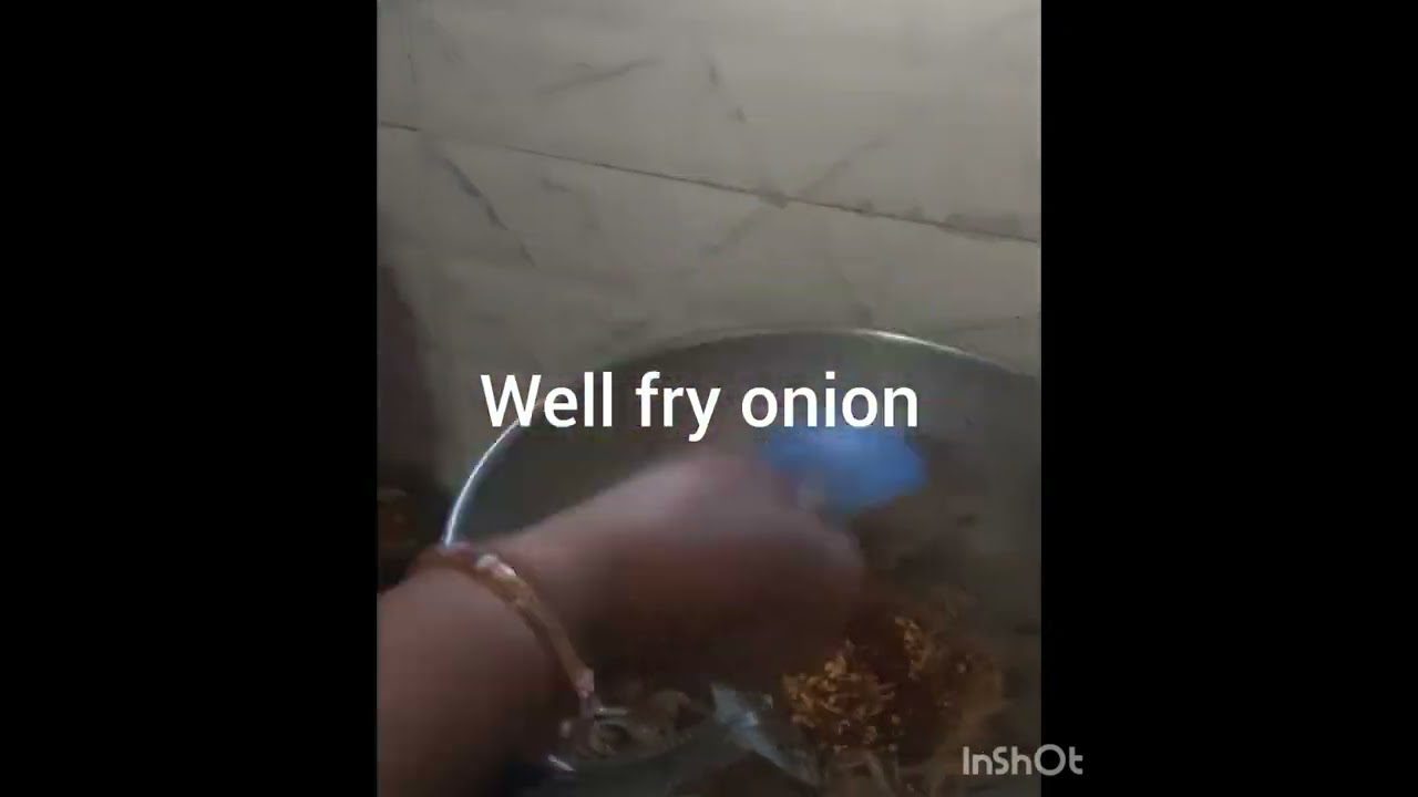 Rankos maišomas keptas svogūnas dideliame puode, viršuje užrašas „Well fry onion“ (gerai pakepti svogūną).