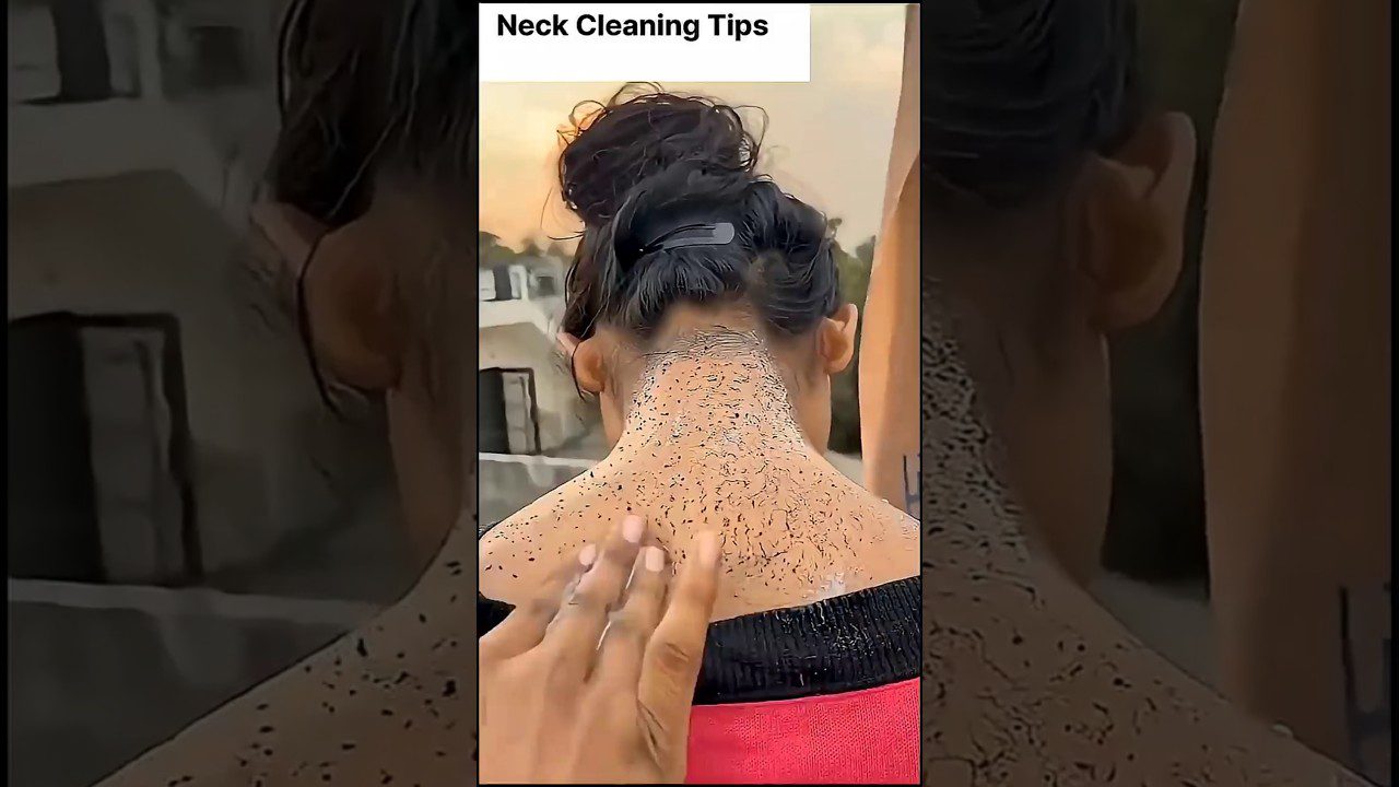 moteris su surištais plaukais, ant kaklo tepamas šveitiklis ir matomos nuluptos odos dalelės