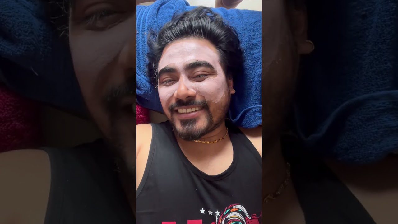 Vyras gulintis ant rankšluosčio su veido kauke ir plačiai besišypsantis