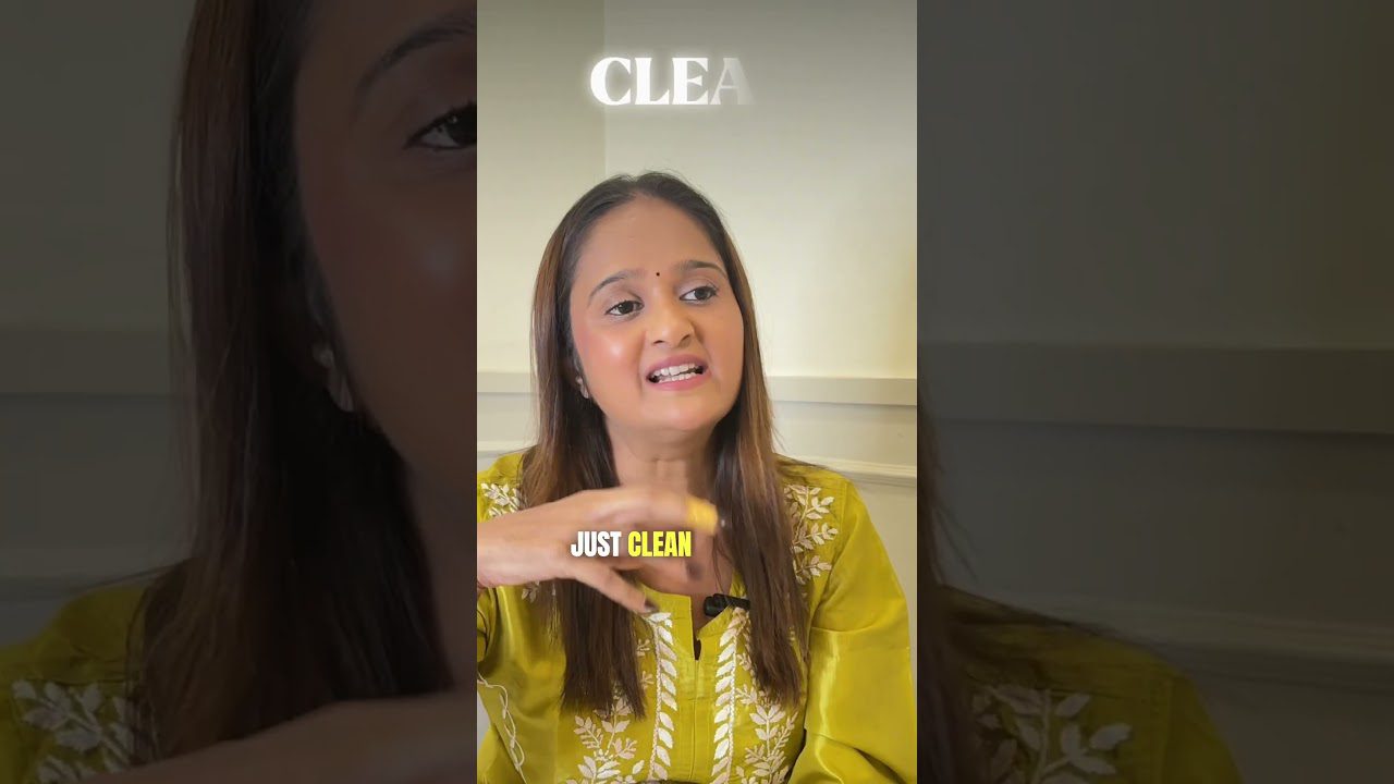 Moteris kalba, dėvi geltoną siuvinėtą palaidinę, užraše „Just clean“ matomas tekstas