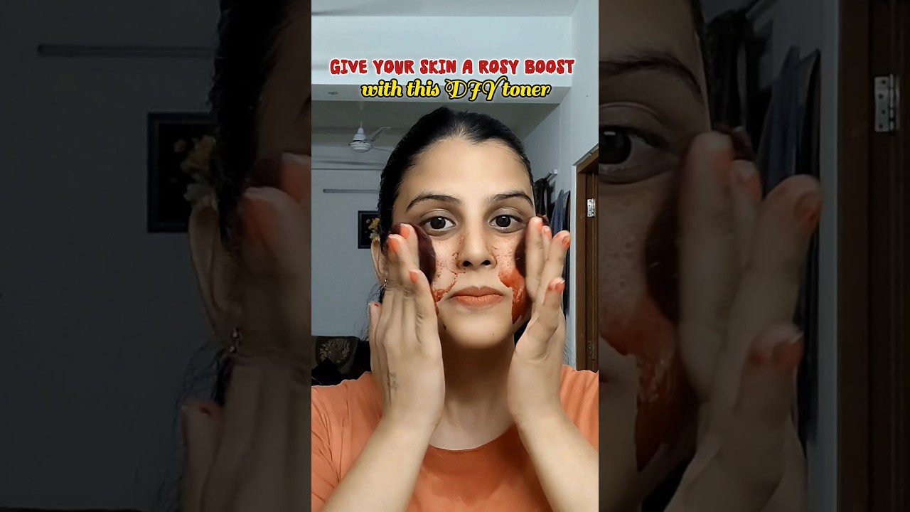 Moteris tepasi DIY toniką ant skruostų, matomas užrašas „Give your skin a rosy boost“