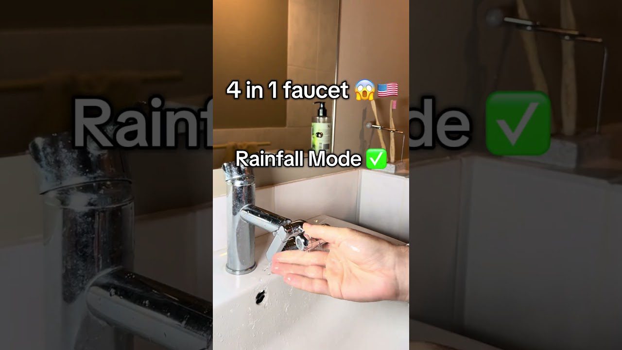 Kriaunanti vandens srovė iš išmanios maišytuvo galvutės virš balto praustuvo.