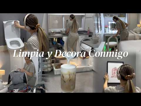 Moteris atliekanti namų ruošos darbus: valymas, skalbimas, siurbimas, lyginimas, dekoravimas ir kvapas