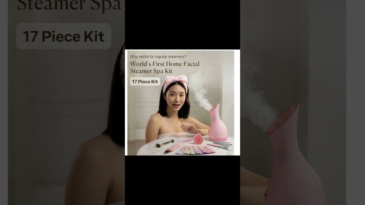 Moteris su rožine galvos juosta ir veido garintuvu ant stalo su grožio įrankiais.