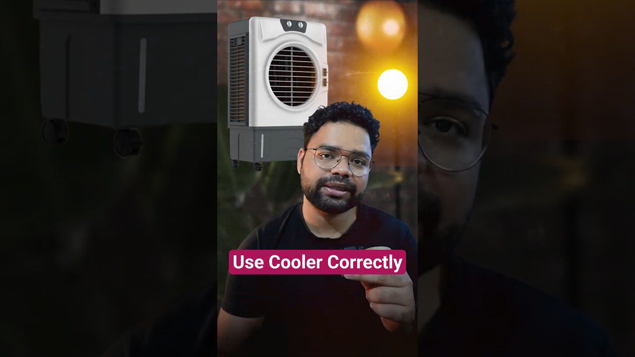 Vyras aiškina oro vėsintuvo naudojimą, ekrane užrašas „Use Cooler Correctly“