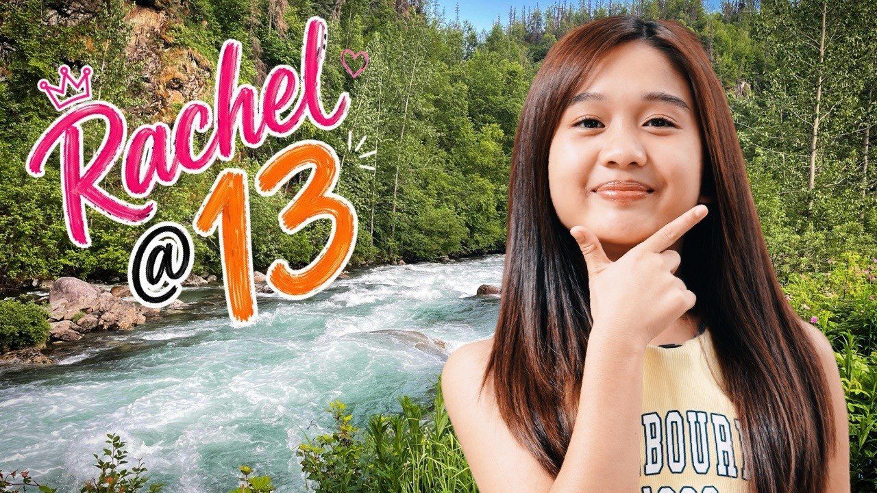 Paauglė mergina šypsosi prie tekančio upelio, tekstas „Rachel 13“ matomas kairėje