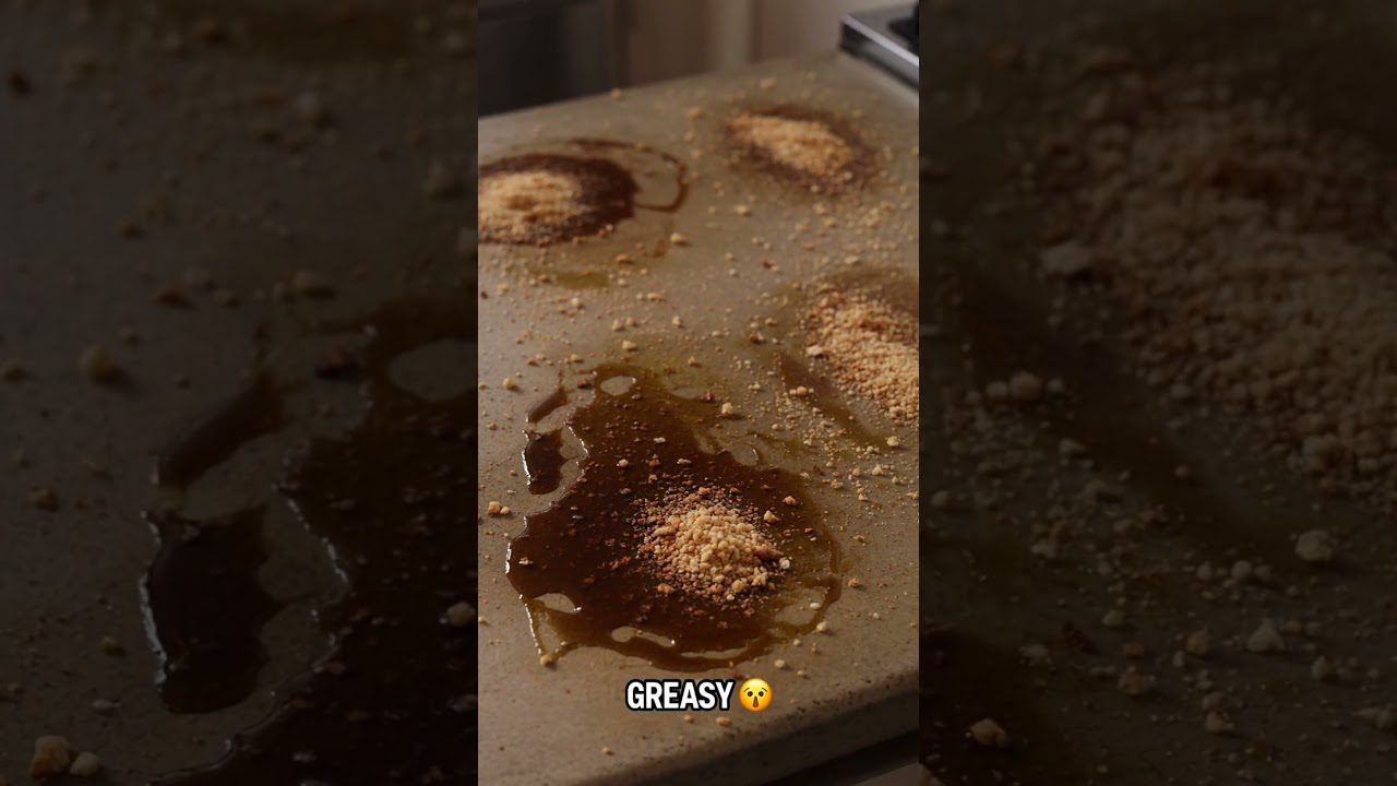 Ant aliuminio skardos riebalų lašai ir trupiniai, apačioje užrašas „GREASY“ vertimas: riebaluota.