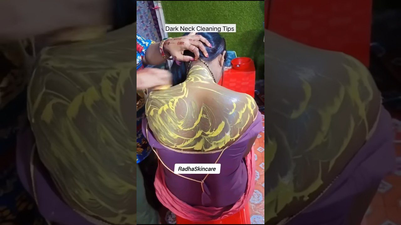 Moteriai ant nugaros ir sprando tepamas geltonas šveitiklis saloninėmis rankomis, užrašas „Dark Neck Cleaning Tips“.