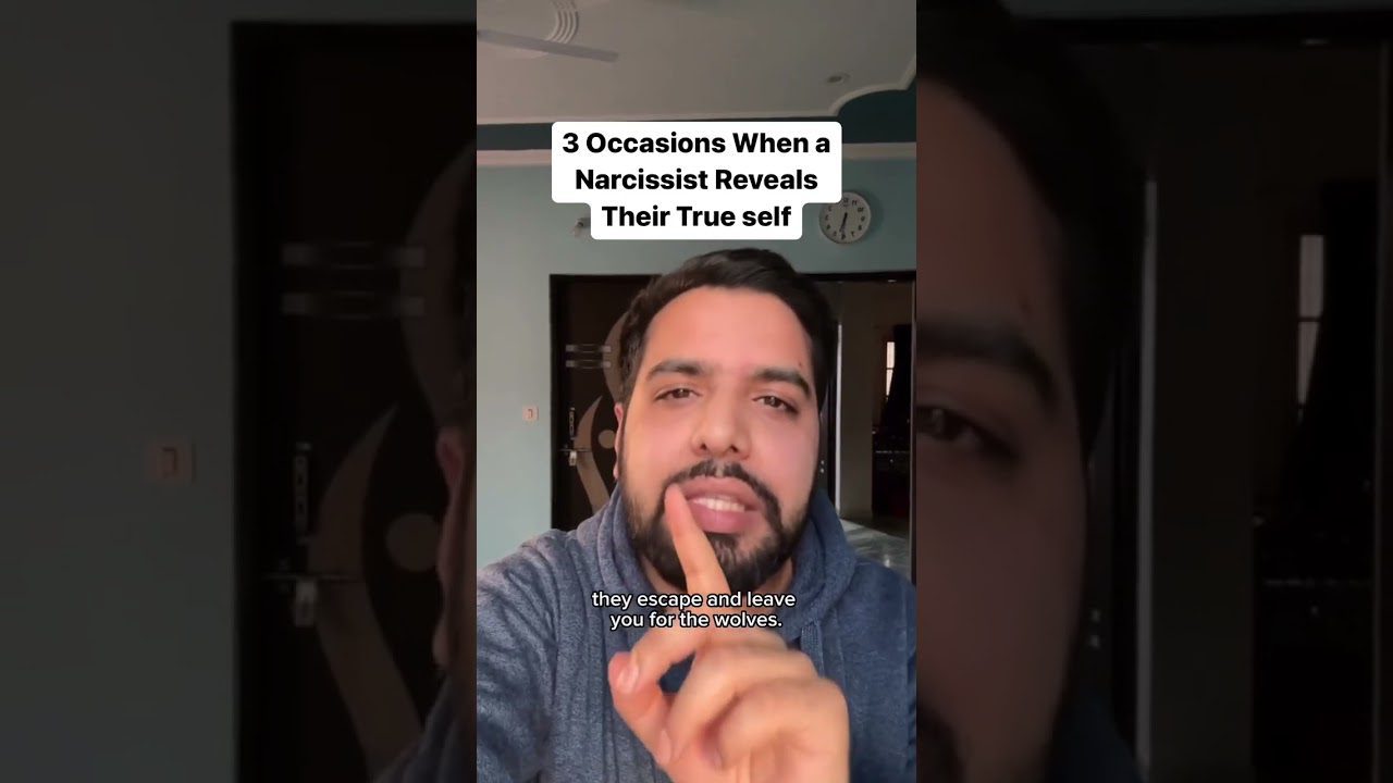 Vyras kalba į kamerą, viršuje užrašas: „3 occasions when a narcissist reveals their true self“.