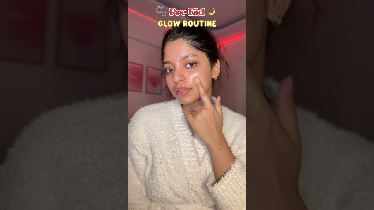 Moteris costiume tepasi veido kremą, fone užrašas „Pre Eid Glow Routine“