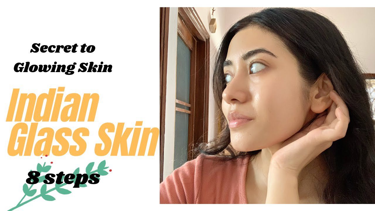 Jaunos moters veidas su švytinčia oda žiūrint į dešinę, tekstas „Indian Glass Skin“.