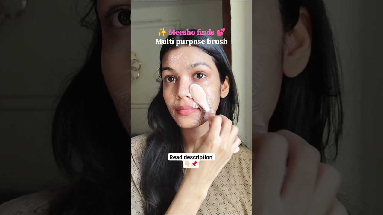 Mergina tepa veidą šepetėliu, viršuje užrašas „Meesho finds Multi purpose brush“.