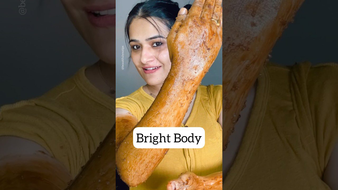 Moteris tepasi rudą šveitiklį ant rankų, centre užrašas „Bright Body“ (šviesi oda).