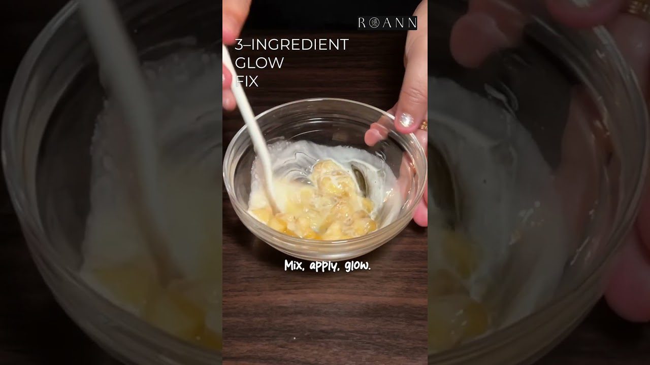 Rankos maišo stikliniame inde trijų ingredientų kaukę su kiaušinio tryniu ir jogurtu, užrašas „3-ingredient glow fix“.