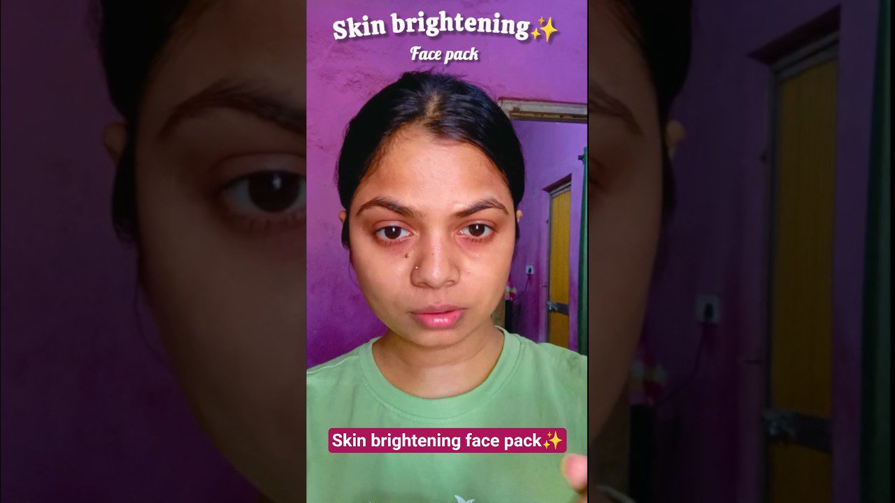 Moteris be makiažo rodo odos priežiūros priemonę ir užrašą „Skin brightening“