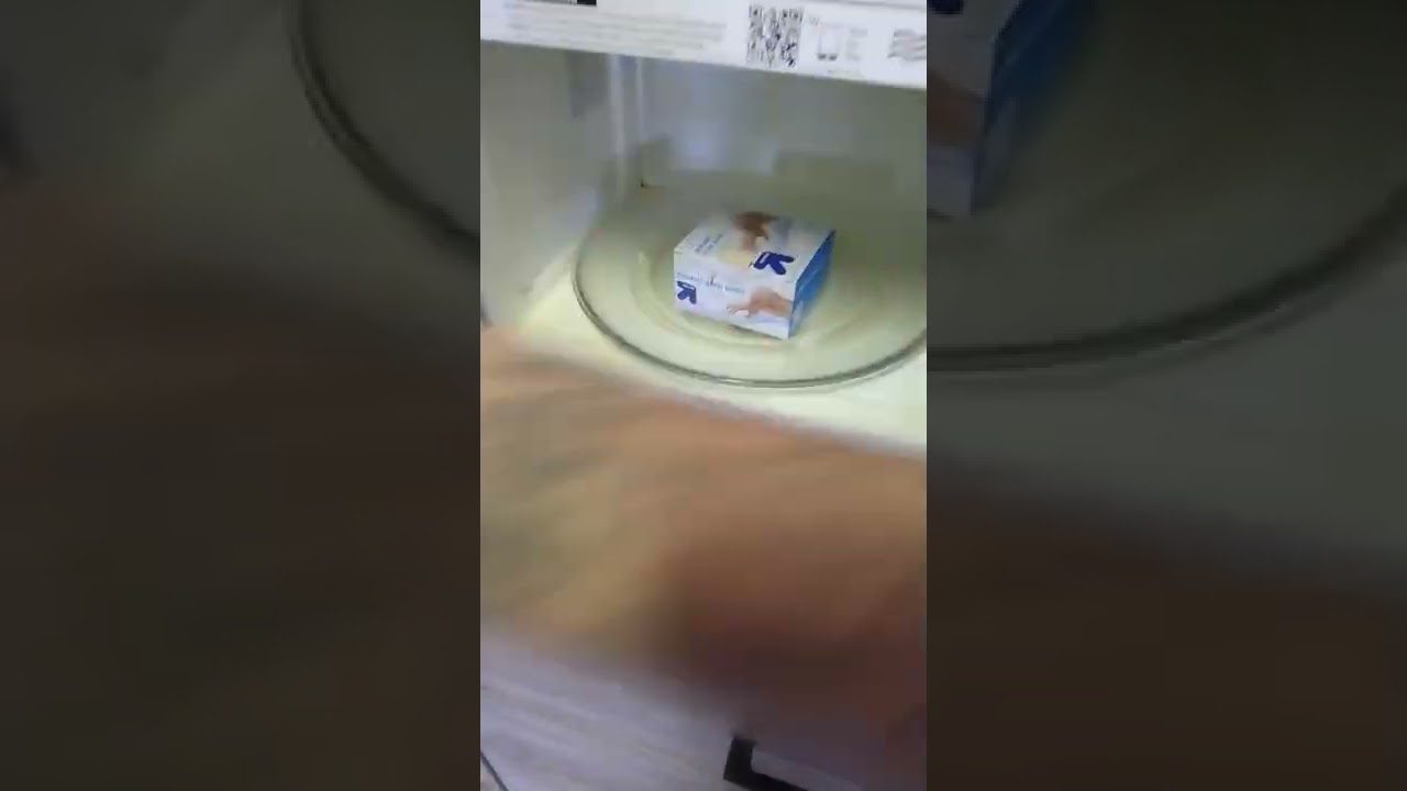 Mikrobangų krosnelėje ant plastikinio sukinio padėta maisto pakuotė su užrašu "Ready to eat"