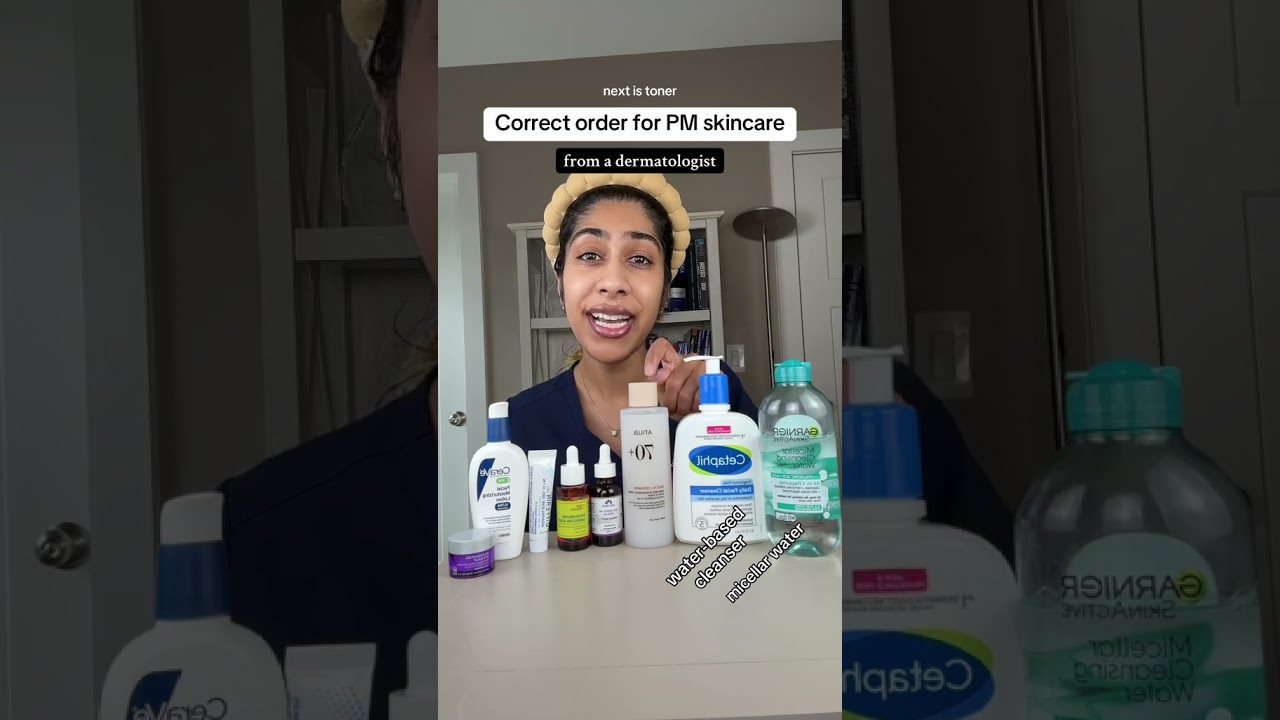 Dermatologė rodanti įvairius veido priežiūros produktus ir nurodanti tvarką vakarinei rutinai.