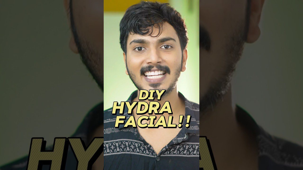 Jaunas vyras šypsosi, priekyje užrašas „DIY HYDRA FACIAL!!“ (pasidaryk pats veido procedūra).