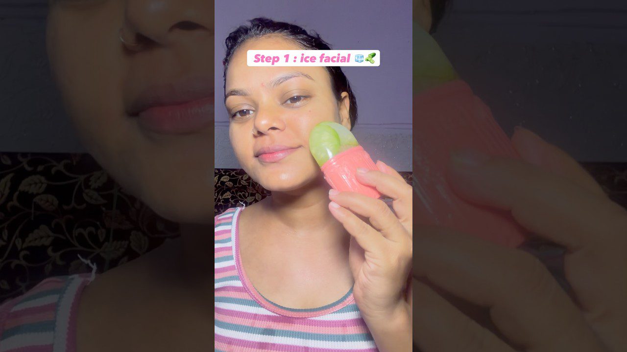 Moteris rankoje laiko ledo rutulį ir masažuoja veidą pagal „Step 1: ice facial“ instrukciją