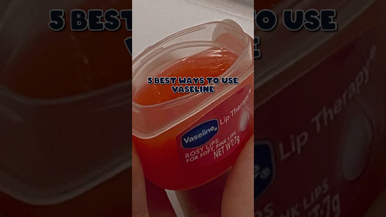 Atvira raudona Vaseline lūpų vazelino pakuotė su užrašu „5 geriausi būdai naudoti Vaseline“