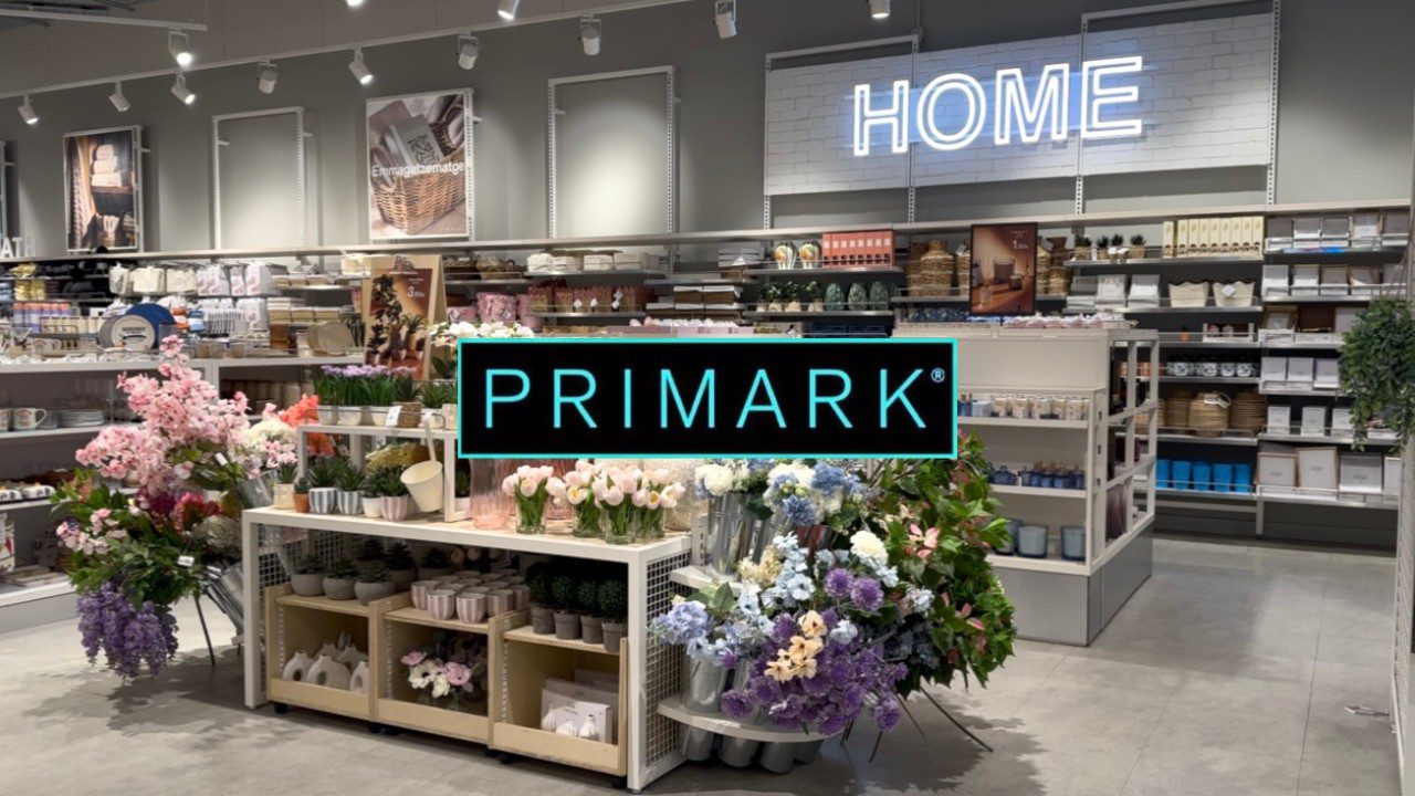 Primark namų skyrius su dekoratyvinėmis gėlėmis, vazonėliais ir lentynomis buities prekėms
