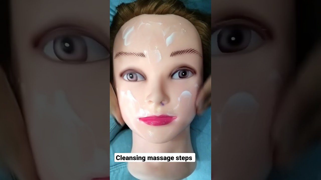 Mankštos galvos manekenė su valymo putomis ant veido ir užrašu „Cleansing massage steps“