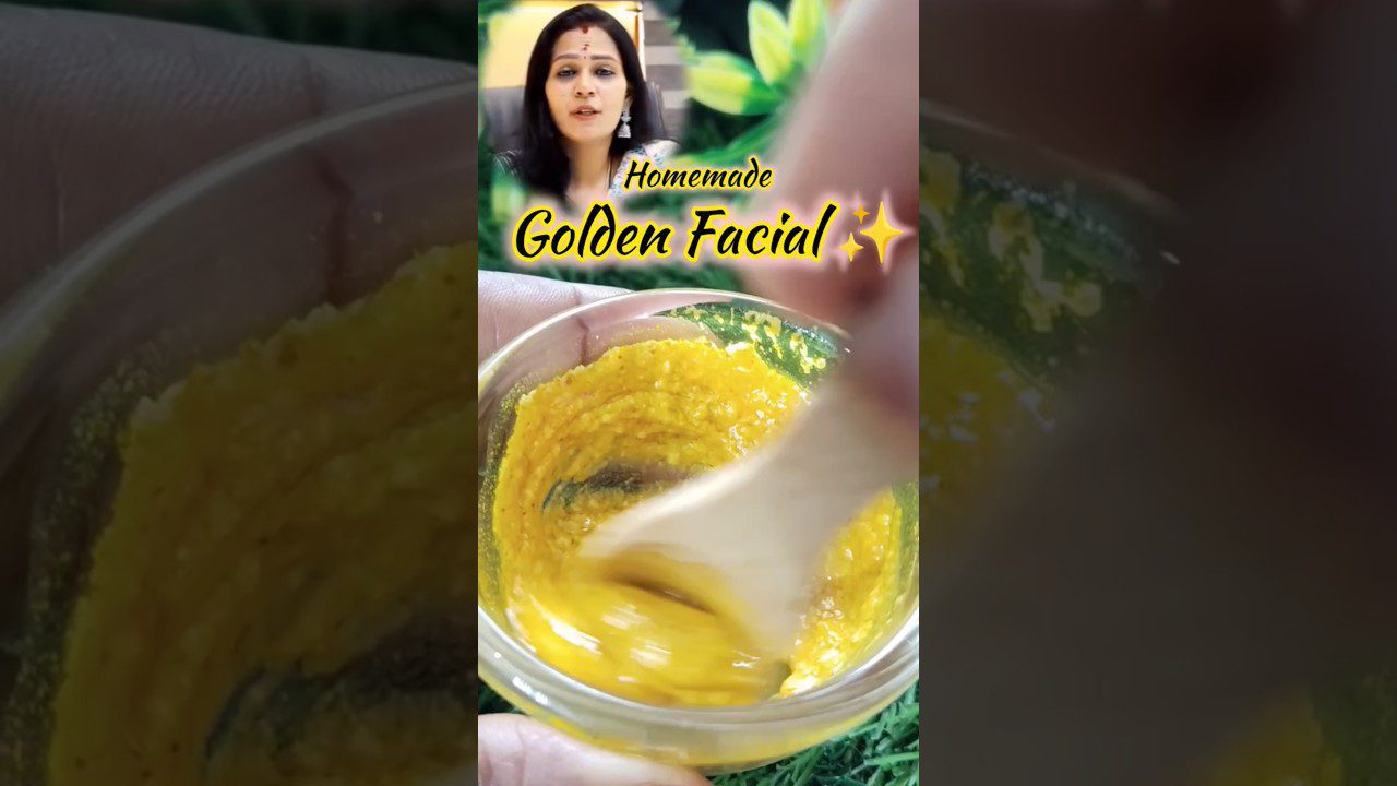 Moteris maišo geltoną naminę „Golden Facial“ veido kaukę mažame inde.
