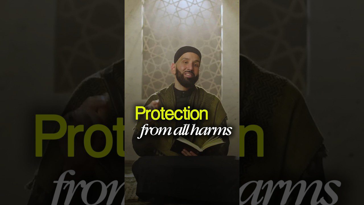 Vyras su knyga maldoje prieš ornamentinį langą, užrašas „Protection from all harms“ vertačia į lietuvių kalbą kaip „Apsauga nuo visų pavojų“