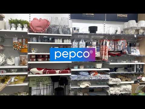Prekybos lentynos su namų tekstile, indais ir Pepco prekybos ženklu ant centro lentynos