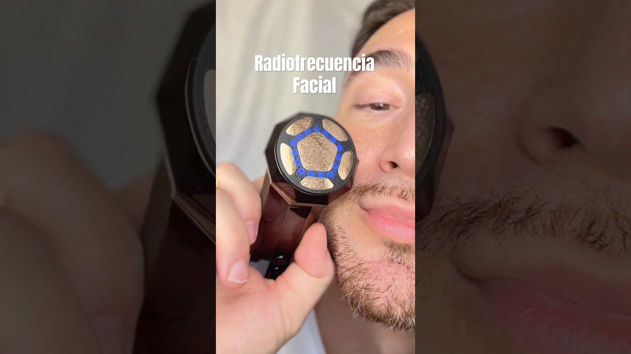 Vyras naudoja veido radiofrekvencijos prietaisą ant skruosto, užraše „Radiofrecuencia Facial“.