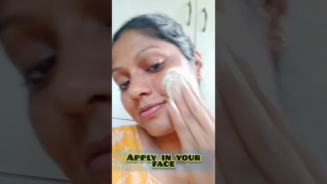 Moteris tepasi veidą kremu, apačioje užrašas angl. „Apply in your face“