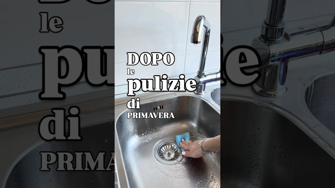 Rankos trinantis metalinį virtuvės kriauklės dugną su kempine ir muilu, matomas tekstas: „DOPO le pulizie di PRIMAVERA“.