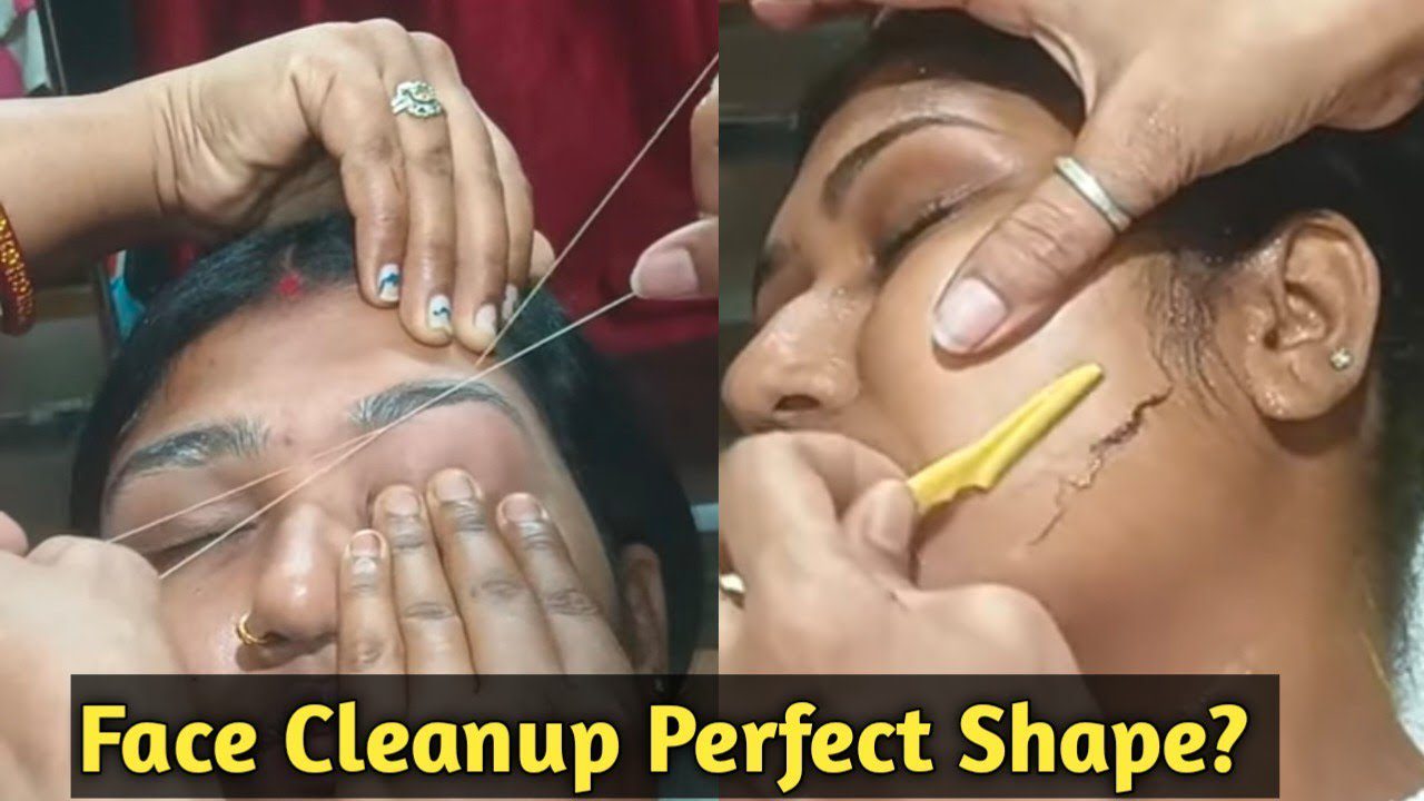 Moteris ant kėdės, jai plaukus siūlu traukia antakius ir skuta veido plaukelius peiliuku, užraše „Face Cleanup Perfect Shape?“ translated: veido valymas.