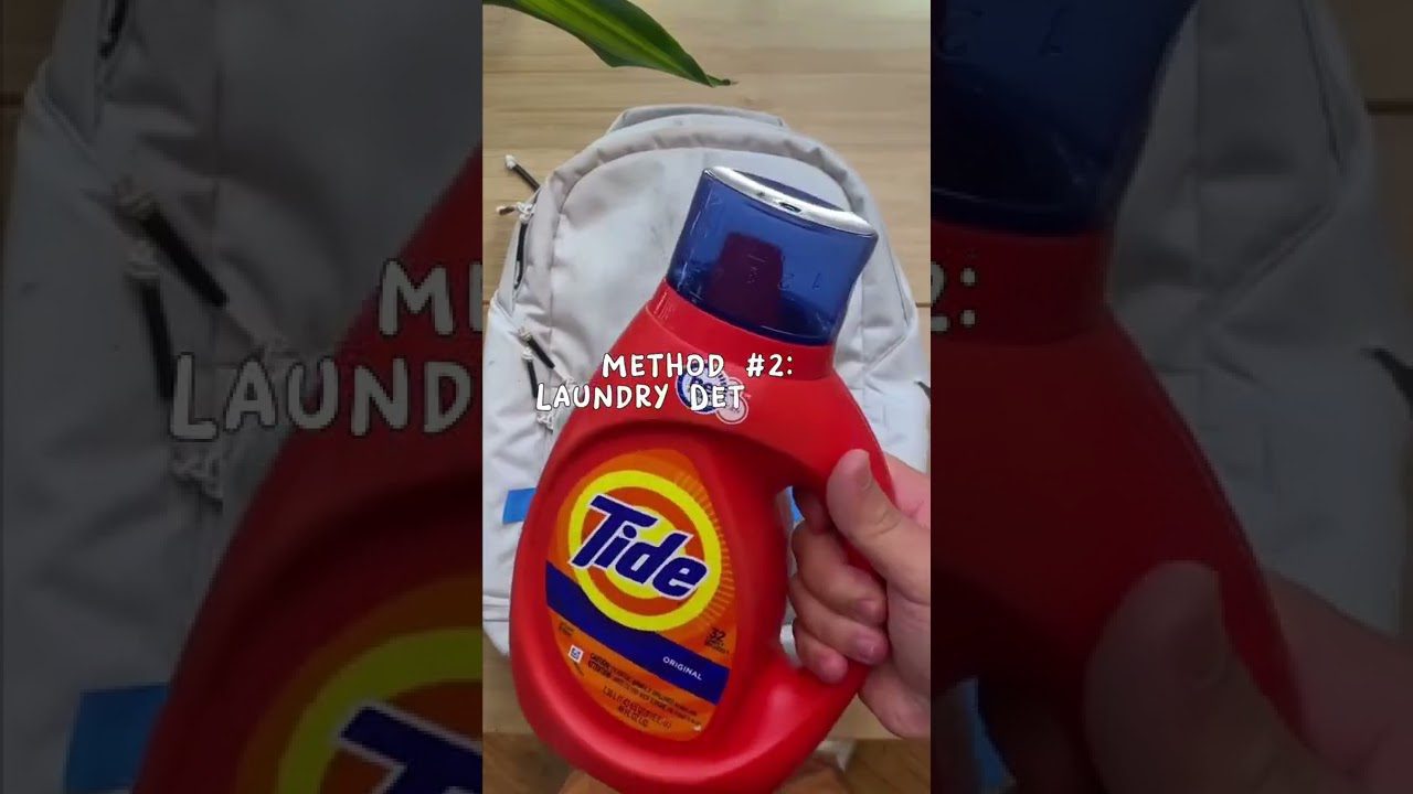 Rankinėje laikomas raudonas skalbiklių butelis su mėlynu dangteliu ir užrašu "Tide".