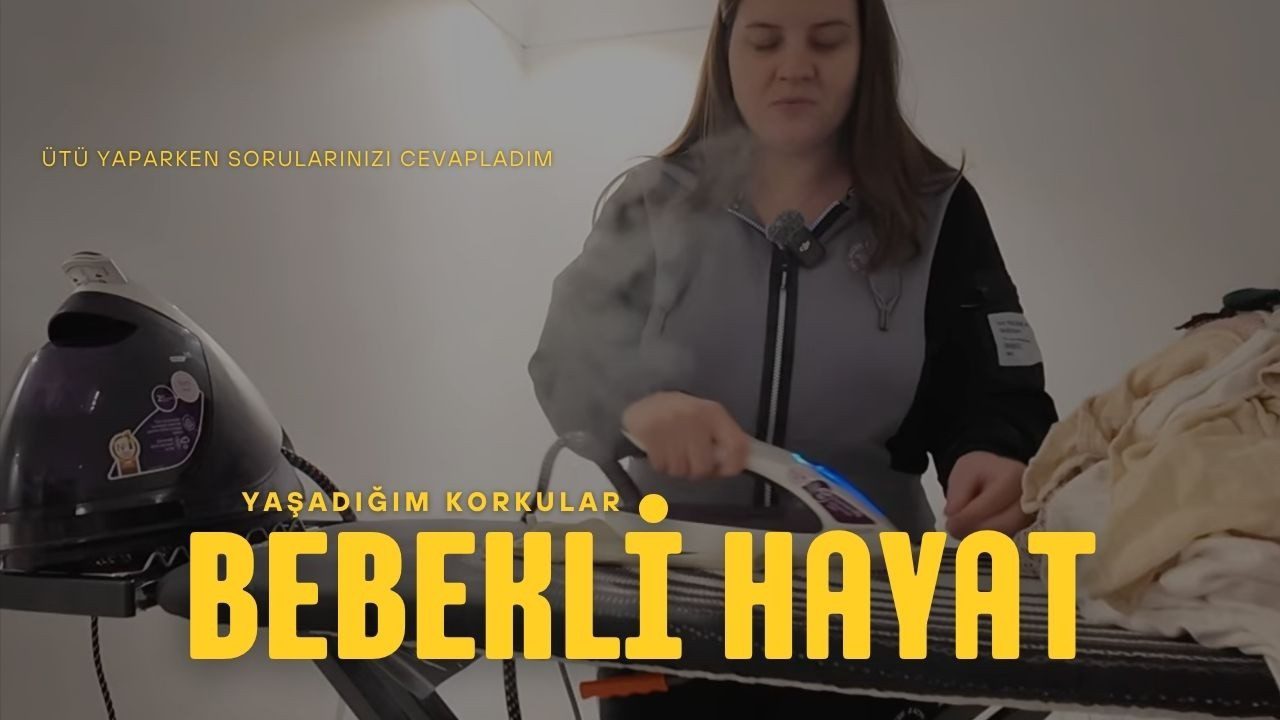 Moteris lygina drabužius gariniu lygintuvu, viršuje turkų tekstas „Bebekli Hayat“