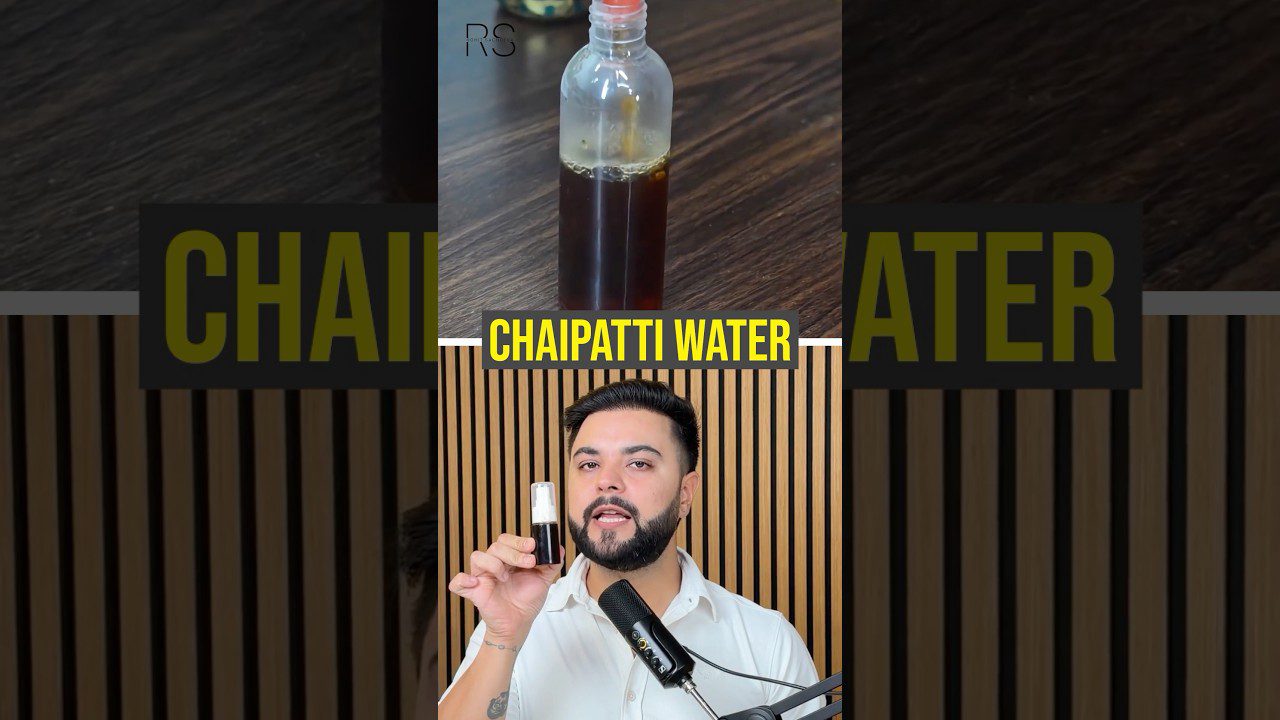 Vyras laiko mažą buteliuką su tamsiu skysčiu, viršuje užrašas „CHAIPATTI WATER“