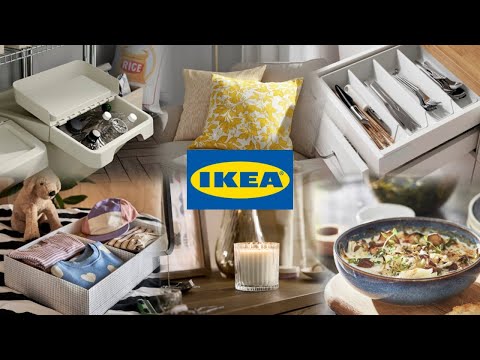 IKEA logotipas aplink namų dekoracijos: pagalvėlė, žvakė, indų dėklas ir maisto dubuo