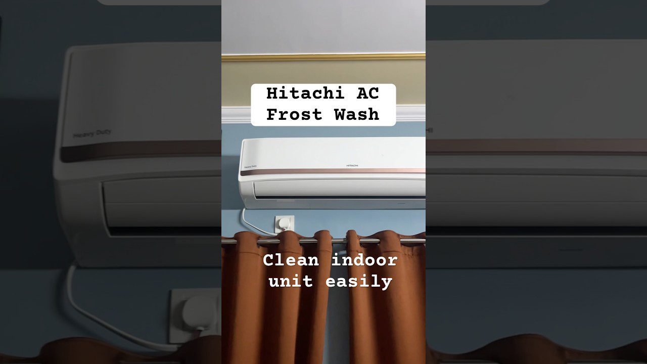 Sieninis Hitachi oro kondicionierius virš langu su užuolaidomis, užrašas „Frost Wash“.