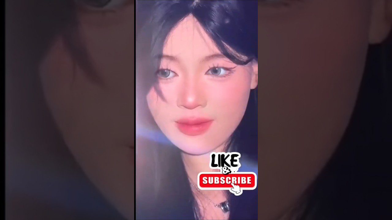 Jaunos moters portretas su tamsiais plaukais ir užrašu „Like & Subscribe“ apačioje