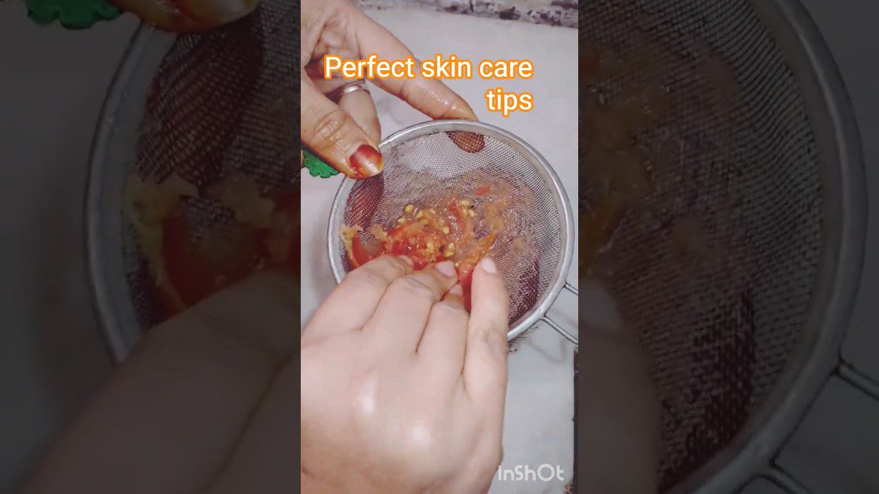 Rankos trina pomidorų masę per sietelį, virš indelio, užrašas „Perfect skin care tips“.