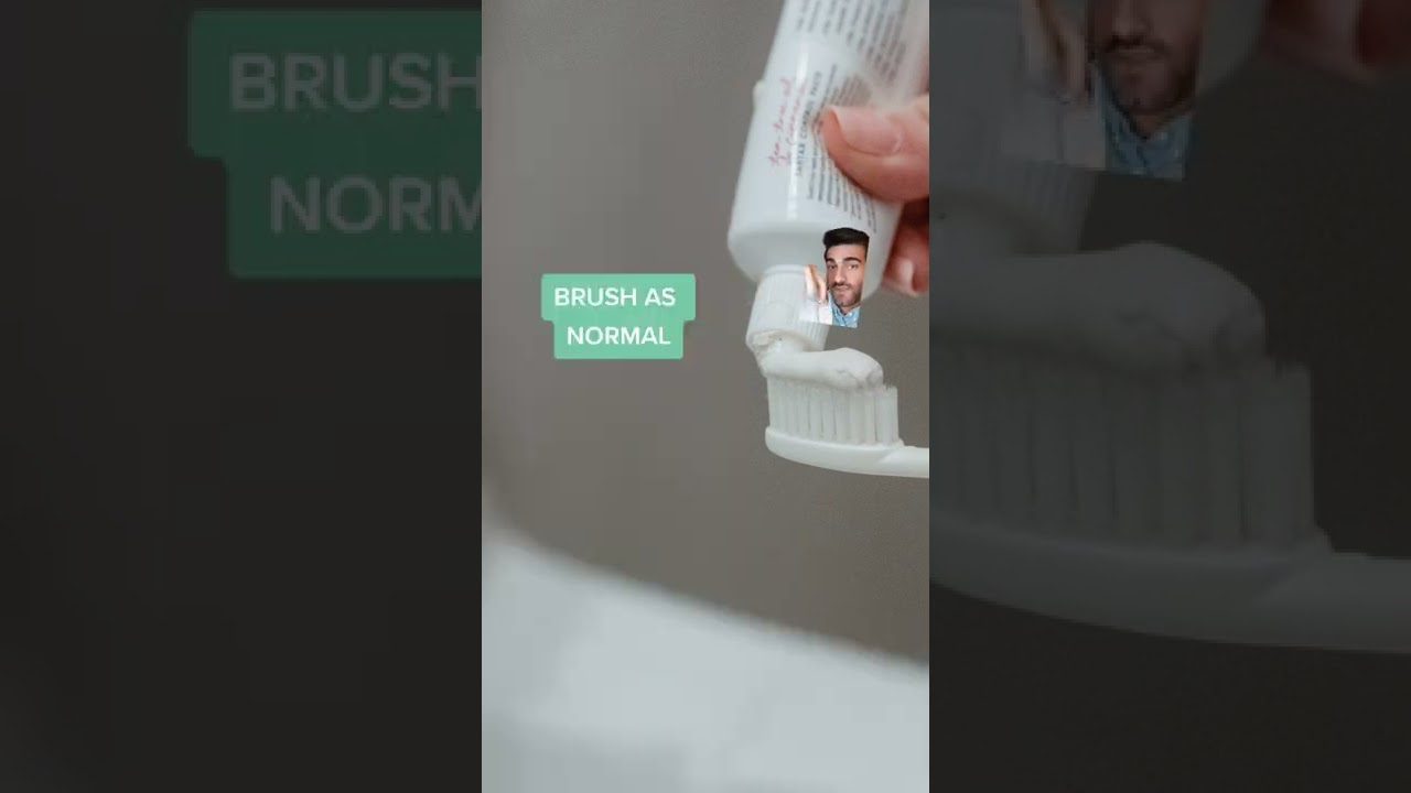 Rankos tepa dantų pastą ant šepetėlio, ekrane užrašas „Brush as normal“ translated: valykite kaip įprastai.