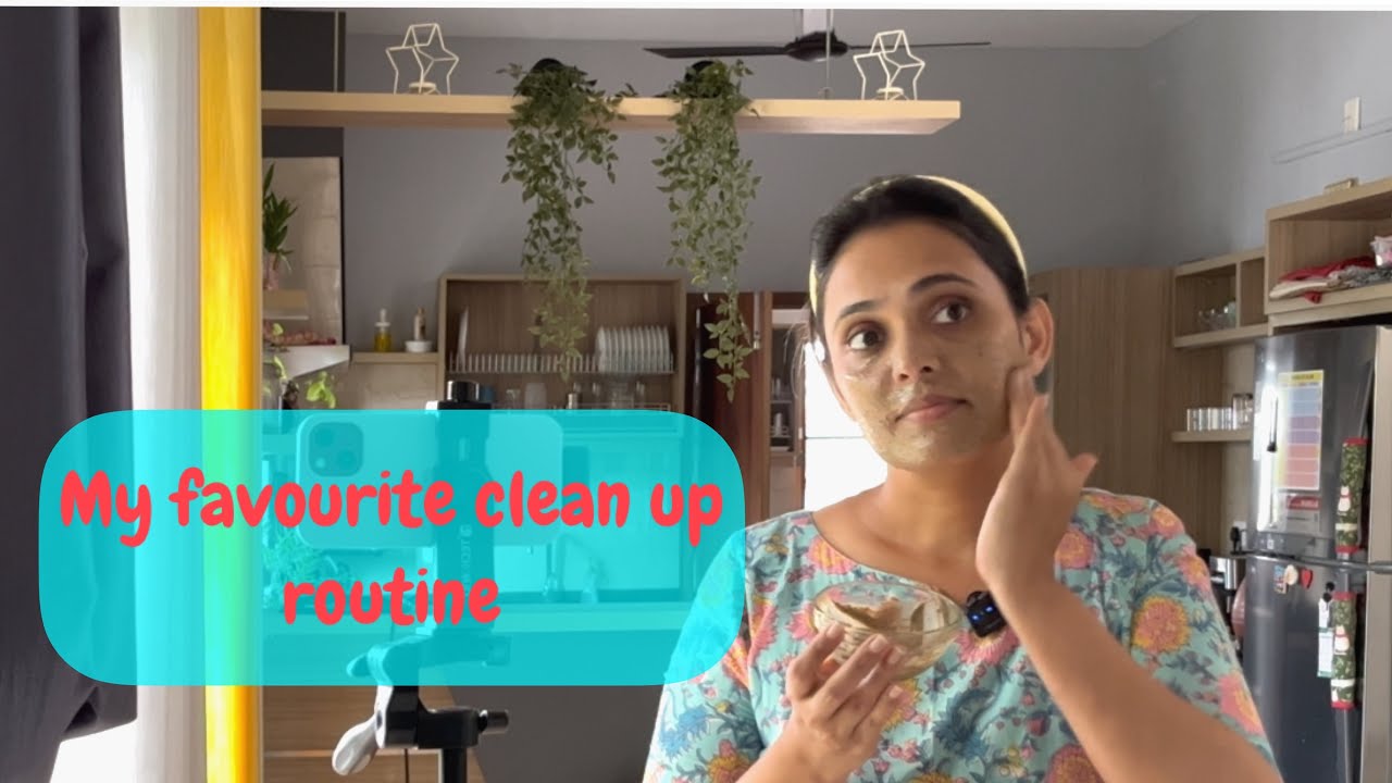 Moteris virtuvėje tepanti veido kaukę, fone tekstas „Mano mėgstama valymo rutina“