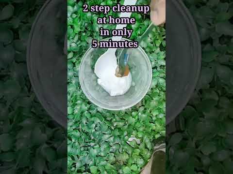 Žmogus maišo putą dubenyje ant žalių augalų, užrašas: „2 žingsnių valymas namuose per 5 minutes“