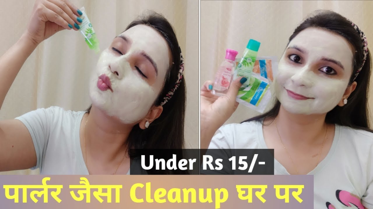 Moteris su veido kauke rodo kosmetikos mėgintuvėlius ir šypsosi, galimas grožio valymas namuose