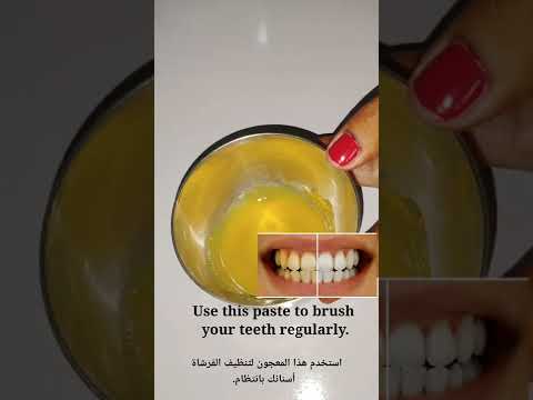 Rankų užfiksuota dubenėlyje geltona pasta, teksto raginimas valyti dantis reguliariai.