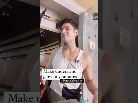 Jaunas vyras marškinėliais demonstruoja suplanuotą požiūrį prie virtuvės stalviršio, užraše: „padarykite pažastis žėrinčias per 5 minutes“.