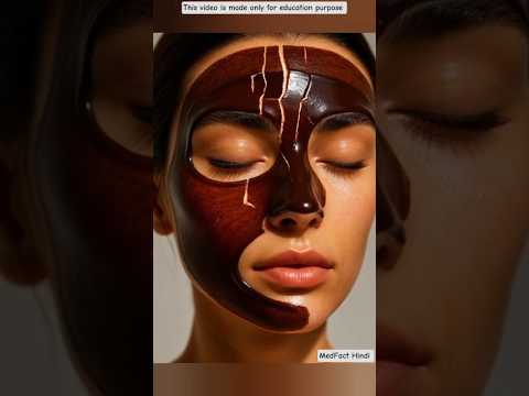 Moteris su užtepta tamsia kauke ant veido ir užmerktomis akimis, estetinis portretas